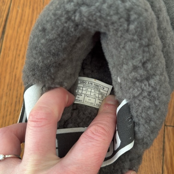 Ugg gray fluff yeah slippers 9 - Picture 7 of 8